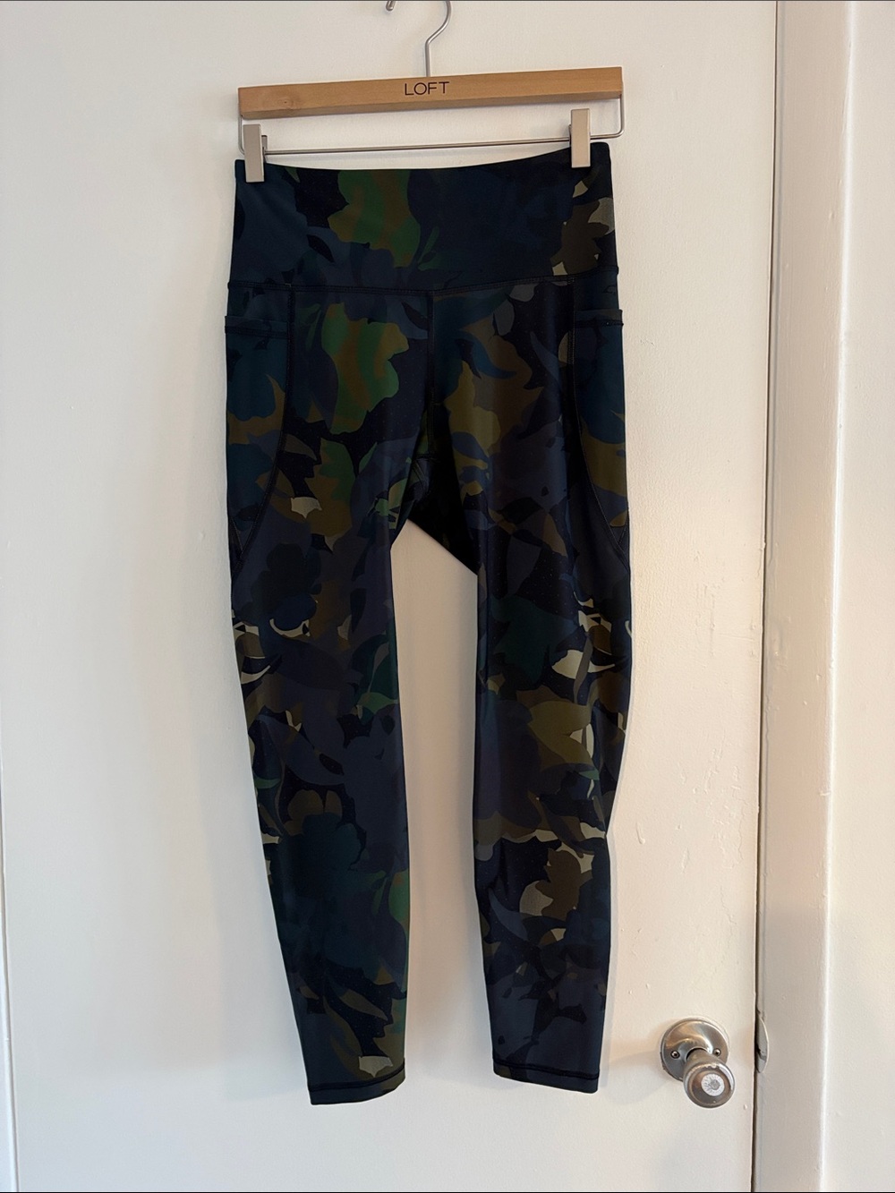 Old Navy Active Camo Leggings in Olive and Black